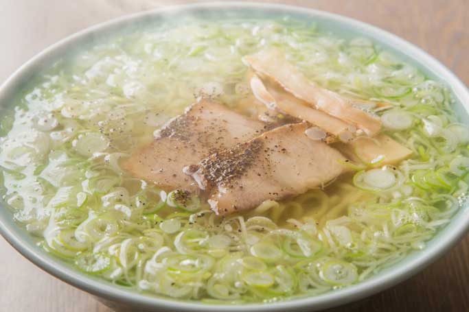 「丸信ラーメン船引店」の2層に分かれたスープがうまい塩ラーメン