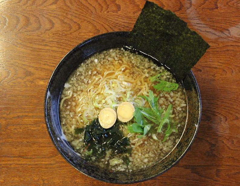 お客さんの声に応えて誕生した〆のラーメン！「炭火やきとり・もつ煮込み よし丸」