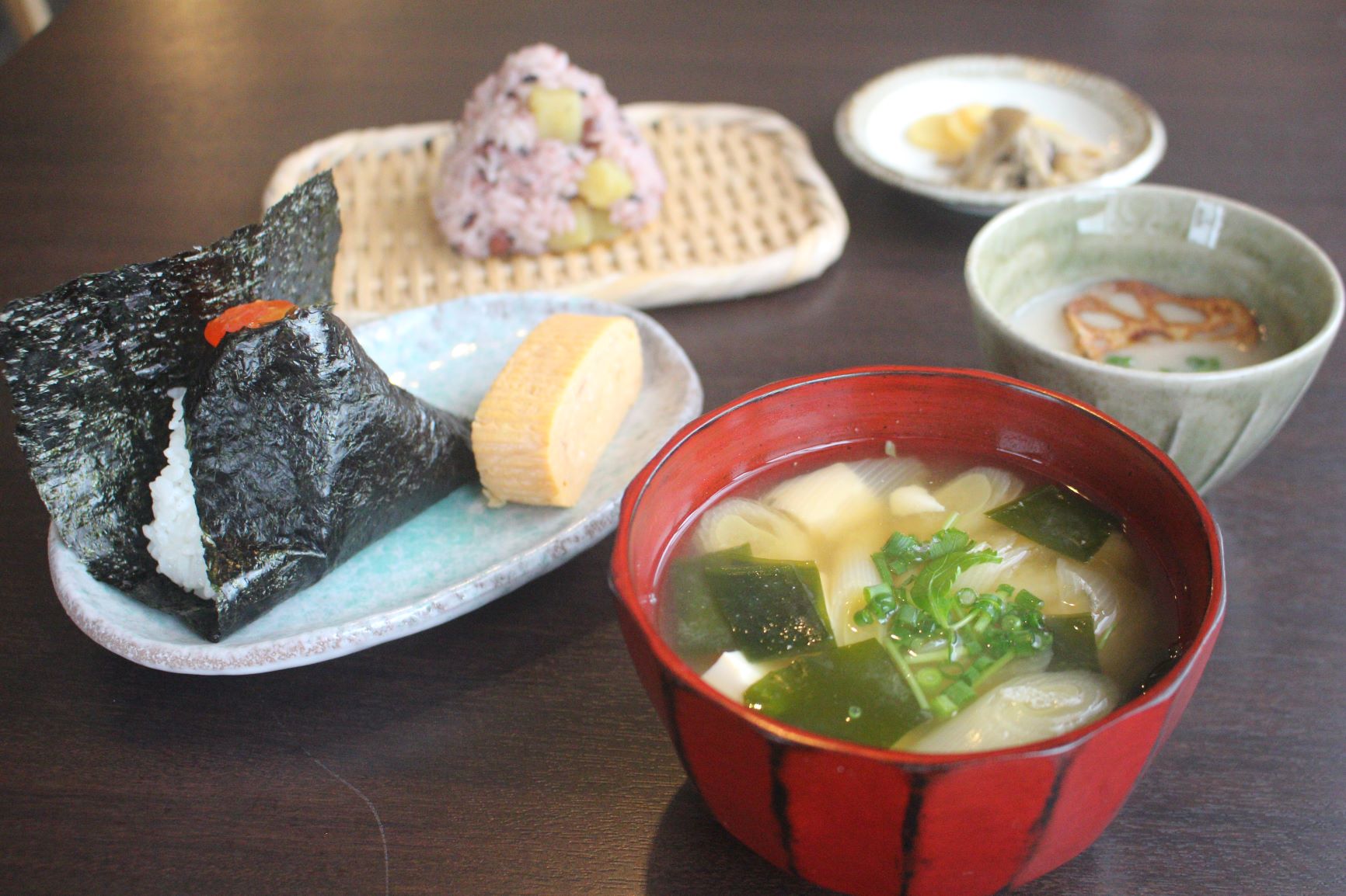 優しい味にほっと一息。素材の味が活きたお味噌汁とおむすびを味わえる「ちいさいもん」