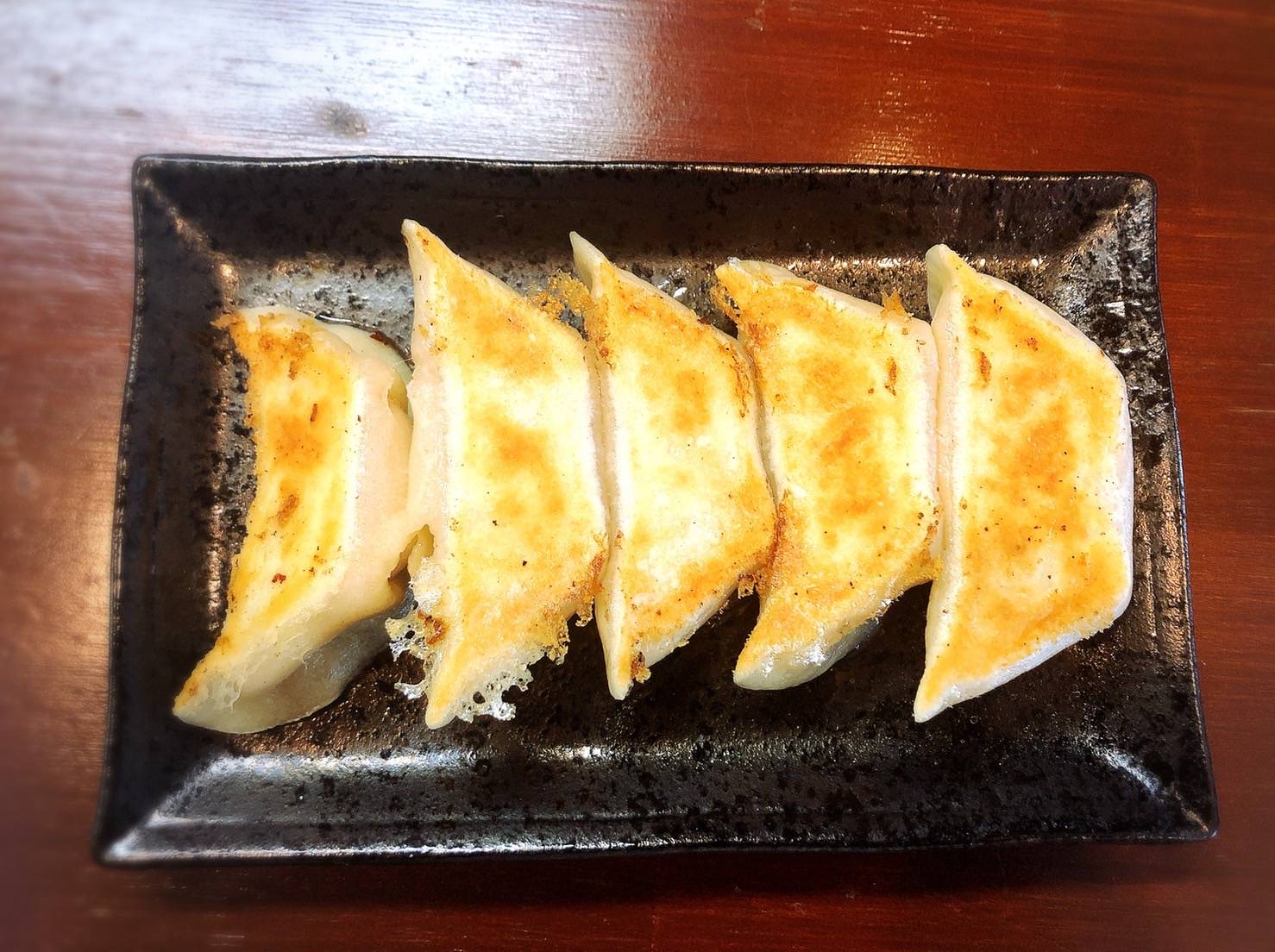 もっちもちの皮に肉汁ジュワー。食べ応え◎な餃子が待ってます！