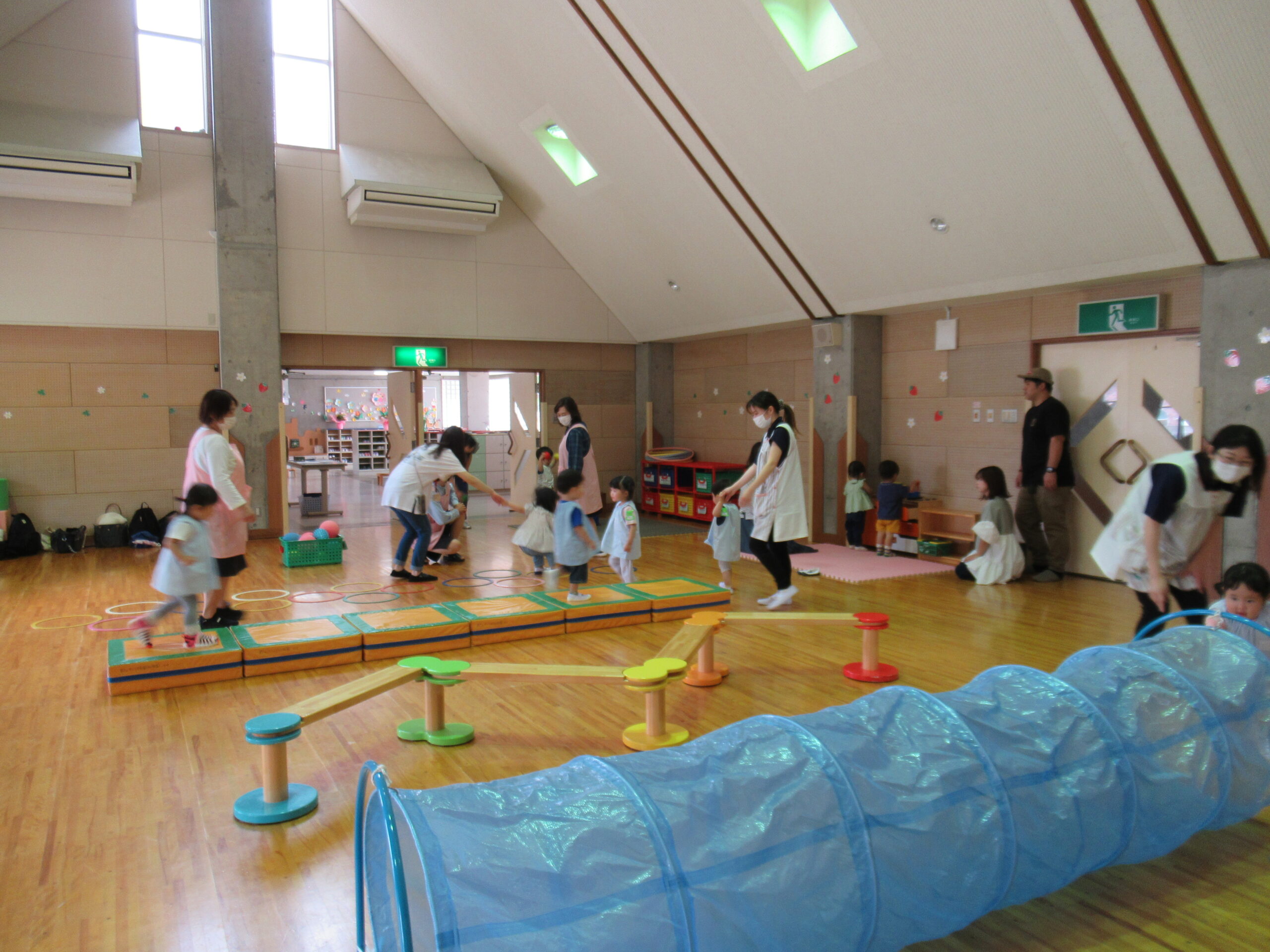 郡山ザベリオ学園幼稚園の講堂で遊ぶ園児たち