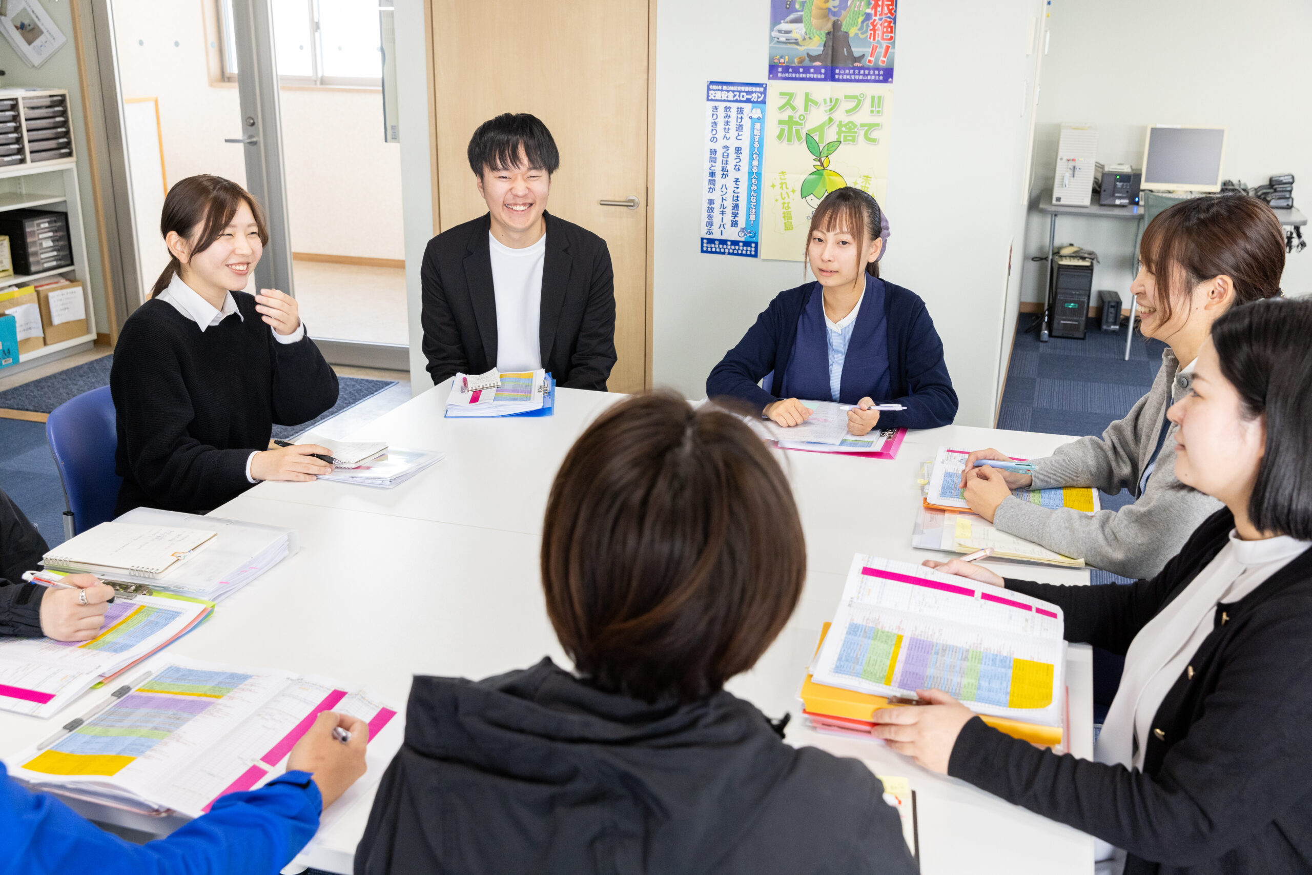 楽しそうに会議をしている男女