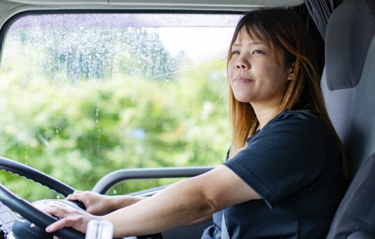 大型トラックを運転する女性ドライバー 