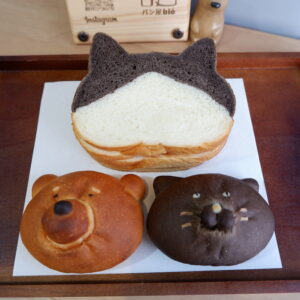 ハチワレねこの形がかわいい、blé特製ねこ食パン。黒い部分は甘さ控えめのココア生地。