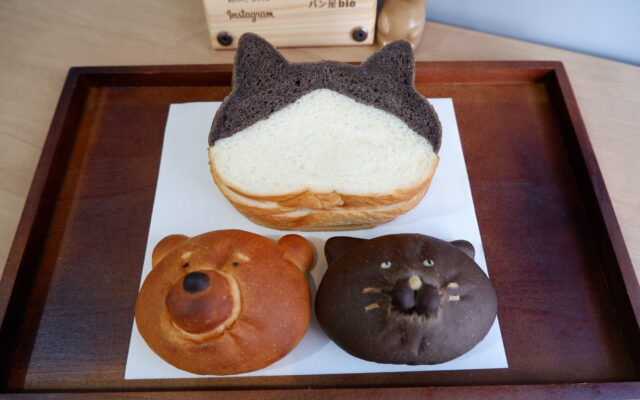 ハチワレねこの形がかわいい、blé特製ねこ食パン。黒い部分は甘さ控えめのココア生地。